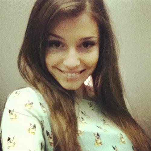 Carolina Neto taking a selfie