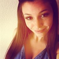 Carolina Neto taking a selfie