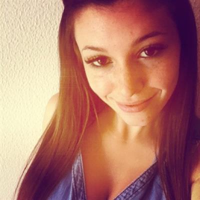 Carolina Neto taking a selfie