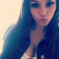 Carolina Neto taking a selfie