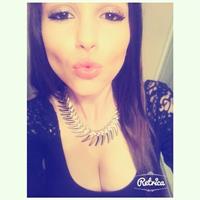 Carolina Neto taking a selfie