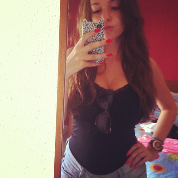 Carolina Neto taking a selfie