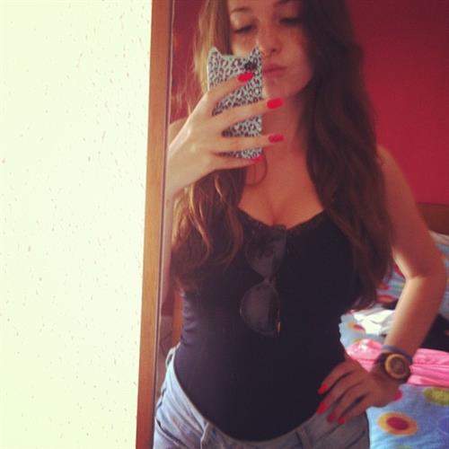 Carolina Neto taking a selfie