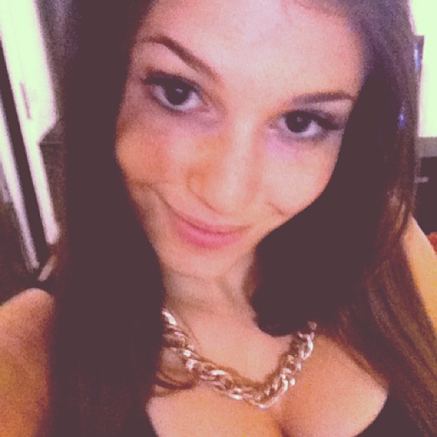 Carolina Neto taking a selfie