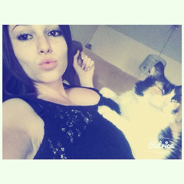 Carolina Neto taking a selfie