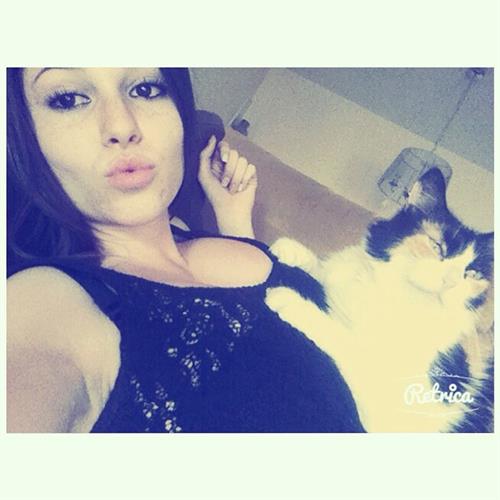 Carolina Neto taking a selfie