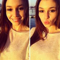 Carolina Neto taking a selfie