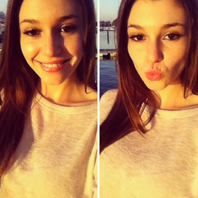 Carolina Neto taking a selfie