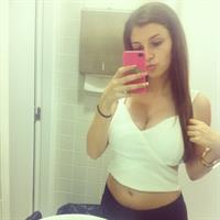 Carolina Neto taking a selfie