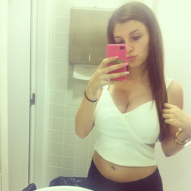 Carolina Neto taking a selfie