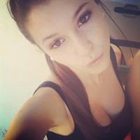 Carolina Neto taking a selfie