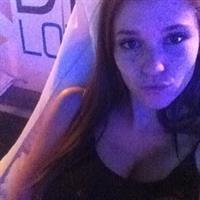 Carolina Neto taking a selfie