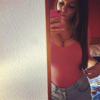 Carolina Neto taking a selfie