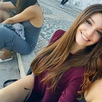 Carolina Neto taking a selfie