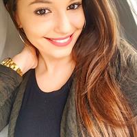 Carolina Neto taking a selfie