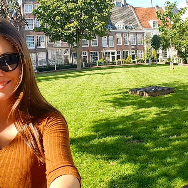 Carolina Neto taking a selfie