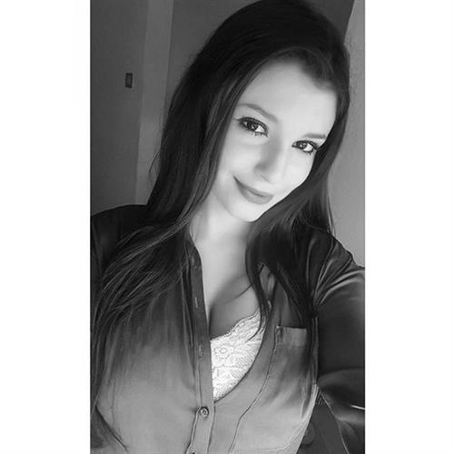 Carolina Neto taking a selfie