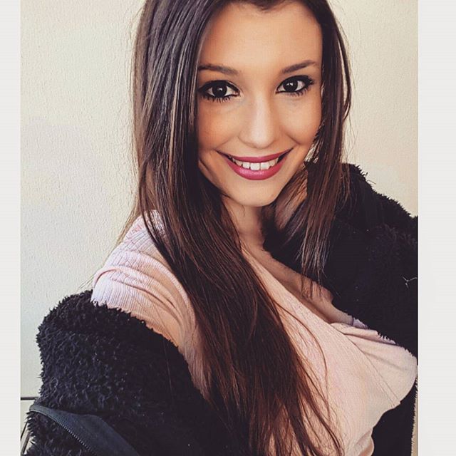 Carolina Neto taking a selfie