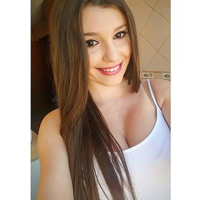 Carolina Neto taking a selfie