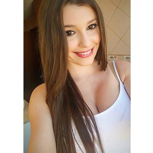 Carolina Neto taking a selfie