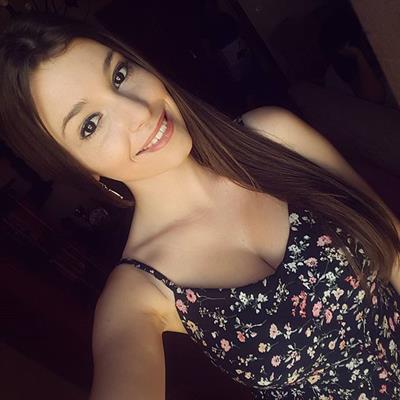 Carolina Neto taking a selfie