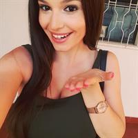 Carolina Neto taking a selfie