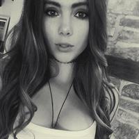 McKayla Maroney taking a selfie