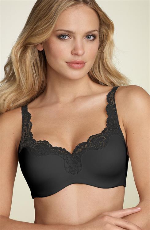 Elisandra Tomacheski in lingerie