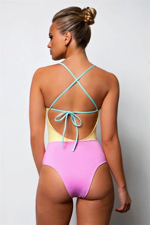 Elisandra Tomacheski in a bikini - ass