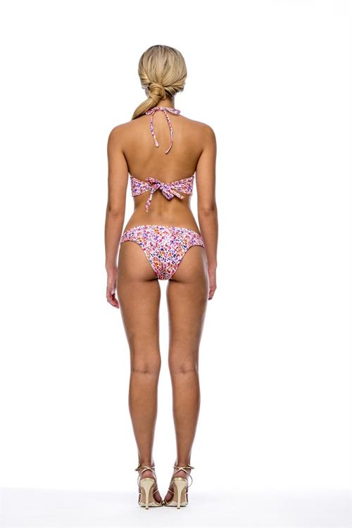 Elisandra Tomacheski in a bikini - ass