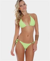 Elisandra Tomacheski in a bikini