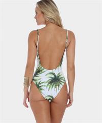 Elisandra Tomacheski in a bikini - ass