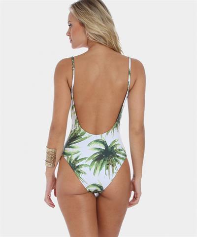 Elisandra Tomacheski in a bikini - ass