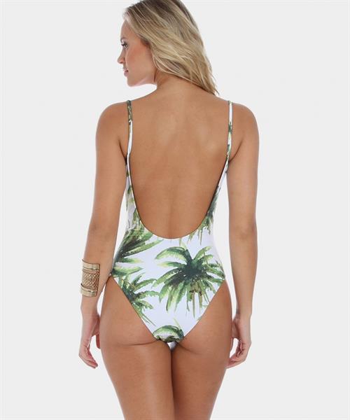 Elisandra Tomacheski in a bikini - ass