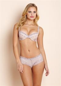 Elisandra Tomacheski in lingerie