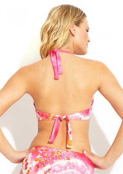 Elisandra Tomacheski in a bikini