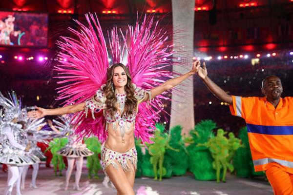 Sparkling crystals and jewels were draping on Izabel Goulart's solid body during the Rio Olympics Closing Ceremony.
