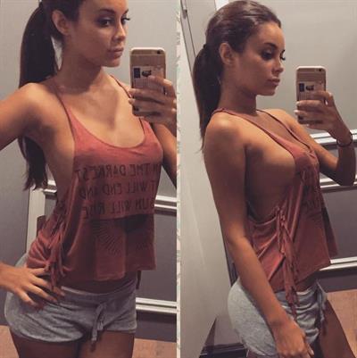 Susanna Canzian taking a selfie