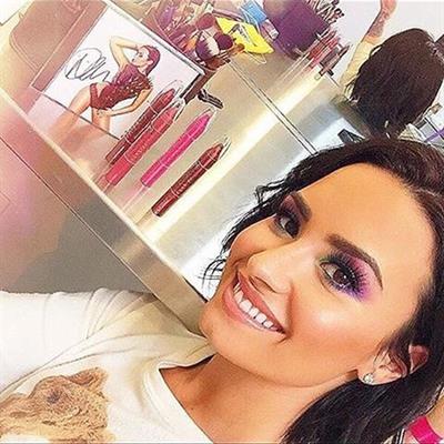 Demi Lovato taking a selfie