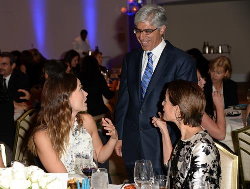 Olivia Wilde Pictures Olivia Wilde debuts her small baby bump while attending the 2013 International Women’s Media Foundation’s Courage in Journalism Awards at the Beverly Hills Hotel on Tuesday (October 29, 2013) in Beverly Hills, Calif.