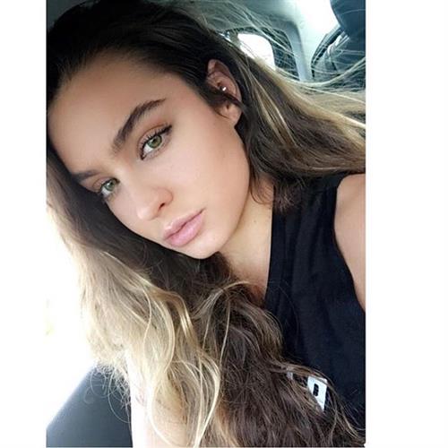 Sommer Ray taking a selfie