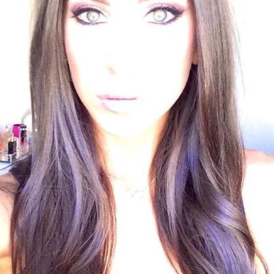 Jen Selter taking a selfie