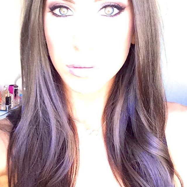 Jen Selter taking a selfie