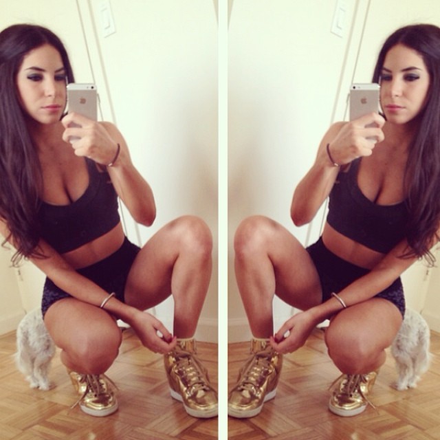 Jen Selter taking a selfie