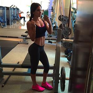 Jen Selter taking a selfie