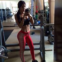 Jen Selter taking a selfie
