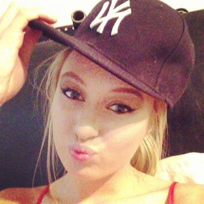 Natalia Starr taking a selfie