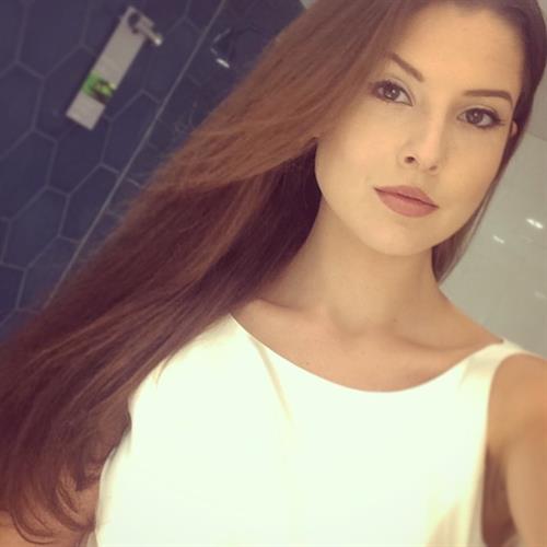 Amanda Cerny taking a selfie