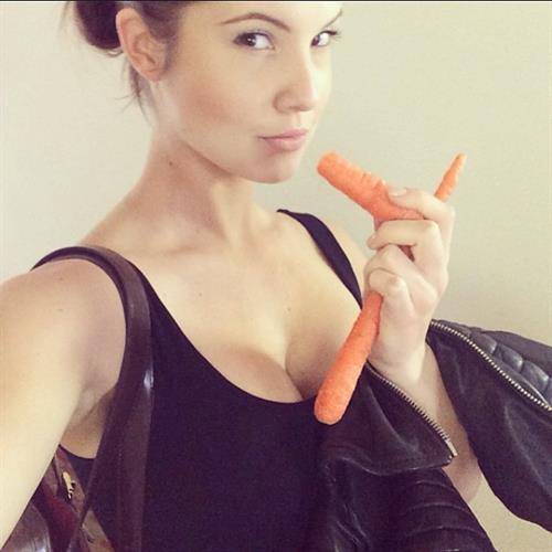 Amanda Cerny taking a selfie