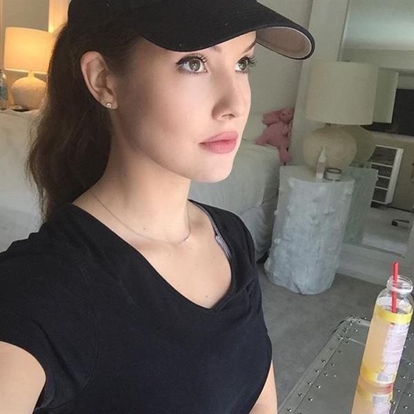 Amanda Cerny taking a selfie